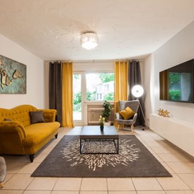 Monteurzimmer: Wohnbeispiel - geschmackvoll und modern eingerichtetes Wohnzimmer - Apartment Bergheim