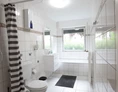 Monteurzimmer: Bad mit Dusche, Badewanne, Waschbecken und WC - Apartment Bergheim