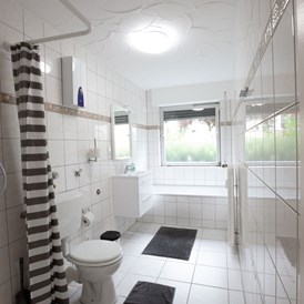 Monteurzimmer: Bad mit Dusche, Badewanne, Waschbecken und WC - Apartment Bergheim
