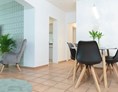 Monteurzimmer: Essecke mit Blick ins Wohnzimmer und Flur - Apartment Bergheim