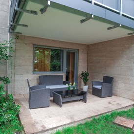 Monteurzimmer: Terrasse zum Entspannen mit Gartenmöbeln - Apartment Bergheim