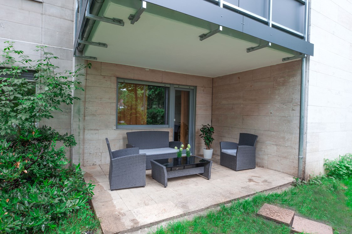 Monteurzimmer: Terrasse zum Entspannen mit Gartenmöbeln - Apartment Bergheim