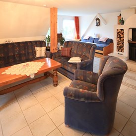 Monteurzimmer: Sitzecke mit Tisch - Ferienwohnung Thien 