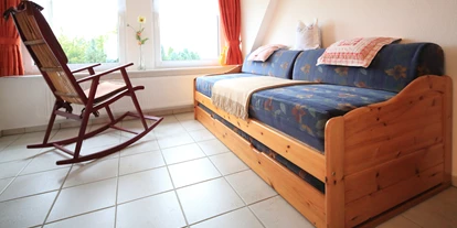 Monteurwohnung - Frühstück - Seenplatte - Sofa und Schaukelstuhl - Ferienwohnung Thien