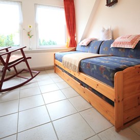 Monteurzimmer: Sofa und Schaukelstuhl - Ferienwohnung Thien 