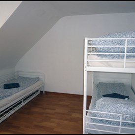 Monteurzimmer: Großes Schlafzimmer mit Einzel- und Etagenbetten - Alfa-Wohnung