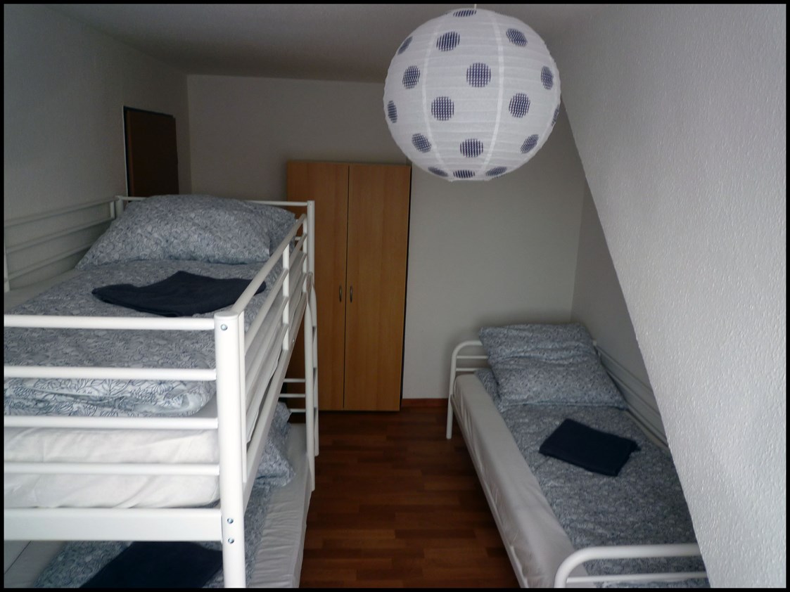 Monteurzimmer: Das kleinere Schlafzimmer mit Kleiderschrank - Alfa-Wohnung