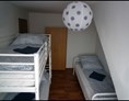 Monteurzimmer: Das kleinere Schlafzimmer mit Kleiderschrank - Alfa-Wohnung