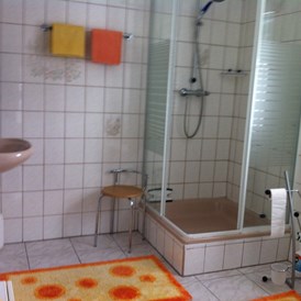Monteurzimmer: Nettes zweckmäßiges Bad mit Dusche. - Schönes Privat Zimmer