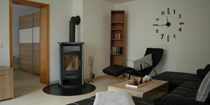 Monteurwohnung - Duisburg - Wohnzimmer mit Kamin. Dieser darf nach den örtlichen Brandschutzbestimmungen erst nach einer Einweisung durch uns benutzt werden. Dies ist in 5 Minuten erledigt. - Ferienwohnung Alstaden