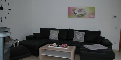 Monteurwohnung - Oberhausen (Oberhausen, Stadt) - Große ausziehbare Schlafcouch im Wohnzimmer - Ferienwohnung Alstaden