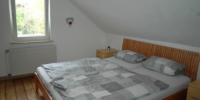 Monteurwohnung - Oberhausen (Oberhausen, Stadt) - Doppelbett hinter Durchgangszimmer oben - Ferienwohnung Alstaden