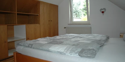 Monteurwohnung - Oberhausen (Oberhausen, Stadt) - Schlafzimmer hinter Durchgangszimmer oben - Ferienwohnung Alstaden