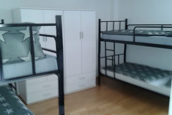 Monteurzimmer: Frisch renoviert, ausgestattet mit neuen Betten, Schränken, Kühlschrank und neuer Bettwäsche. - Pamela´s Hostel