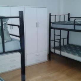 Monteurzimmer: Frisch renoviert, ausgestattet mit neuen Betten, Schränken, Kühlschrank und neuer Bettwäsche. - Pamela´s Hostel