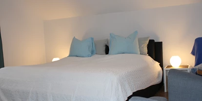 Monteurwohnung - Burghausen (Landkreis Altötting) - Schlafzimmer der Monteurwohnung mit Doppelbett - REINHARD AUMANN