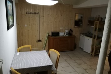Monteurzimmer: Kücheneinheit & Esstisch - Apartment Regina