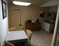 Monteurzimmer: Kücheneinheit & Esstisch - Apartment Regina