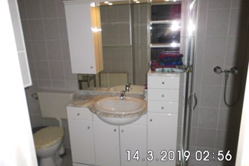 Monteurzimmer: Toilette, Waschtisch, Dusche - Apartment Regina