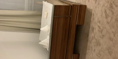 Monteurwohnung - Bettwäsche: Bettwäsche gegen Gebühr - Deutschland - Großes Schlafzimmer mit einem Doppel- und Einzelbett- Zugang zum Balkon - Würzburg Mainkai