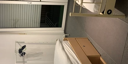 Monteurwohnung - Bettwäsche: Bettwäsche gegen Gebühr - Deutschland - Schlafzimmer 3 mit 2 Betten und Zugang zum Balkon - Würzburg Mainkai