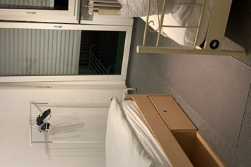 Monteurzimmer: Schlafzimmer 3 mit 2 Betten und Zugang zum Balkon - Würzburg Mainkai
