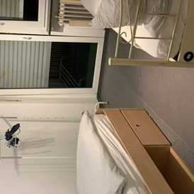 Monteurzimmer: Schlafzimmer 3 mit 2 Betten und Zugang zum Balkon - Würzburg Mainkai