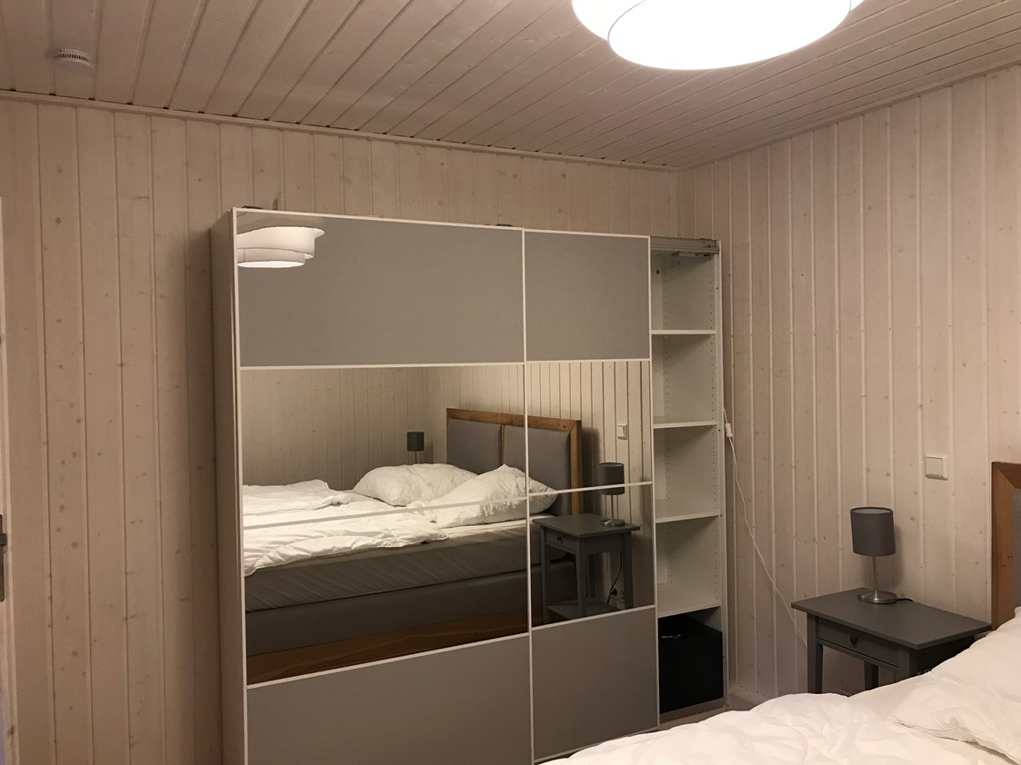 Monteurzimmer: Schlafzimmerschrank - Hafendorf Zerpenschleuse Haus für 4 Personen in Wandlitz