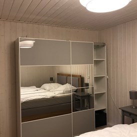 Monteurzimmer: Schlafzimmerschrank - Hafendorf Zerpenschleuse Haus für 4 Personen in Wandlitz