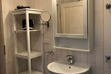 Monteurzimmer: Tageslichtbad mit Dusche  - Hafendorf Zerpenschleuse Haus für 4 Personen in Wandlitz