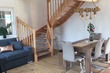Monteurzimmer: Offener Wohn-/Essbereich, Kamin und Küche  - Hafendorf Zerpenschleuse Haus für 4 Personen in Wandlitz