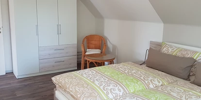 Monteurwohnung - Uslar - Schlafzimmer mit Doppelbett 180/200m - Eva´s Ferienwohnung