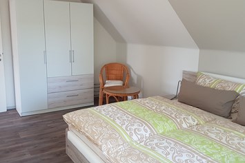 Monteurzimmer: Schlafzimmer mit Doppelbett 180/200m - Eva´s Ferienwohnung