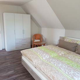Monteurzimmer: Schlafzimmer mit Doppelbett 180/200m - Eva´s Ferienwohnung