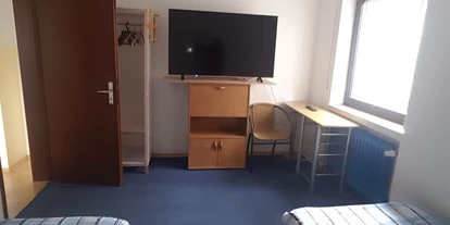 Monteurwohnung - Zimmertyp: Mehrbettzimmer - Renchen - Doppelzimmer mit TV - Monteurwohnungen - Haus Elfi