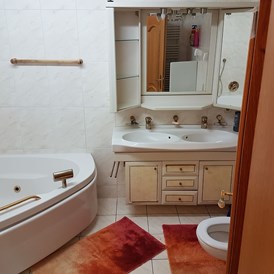 Monteurwohnung: Badezimmer mit Badewanne - Monteurwohnungen - Haus Elfi