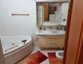 Monteurwohnung: Badezimmer mit Badewanne - Monteurwohnungen - Haus Elfi