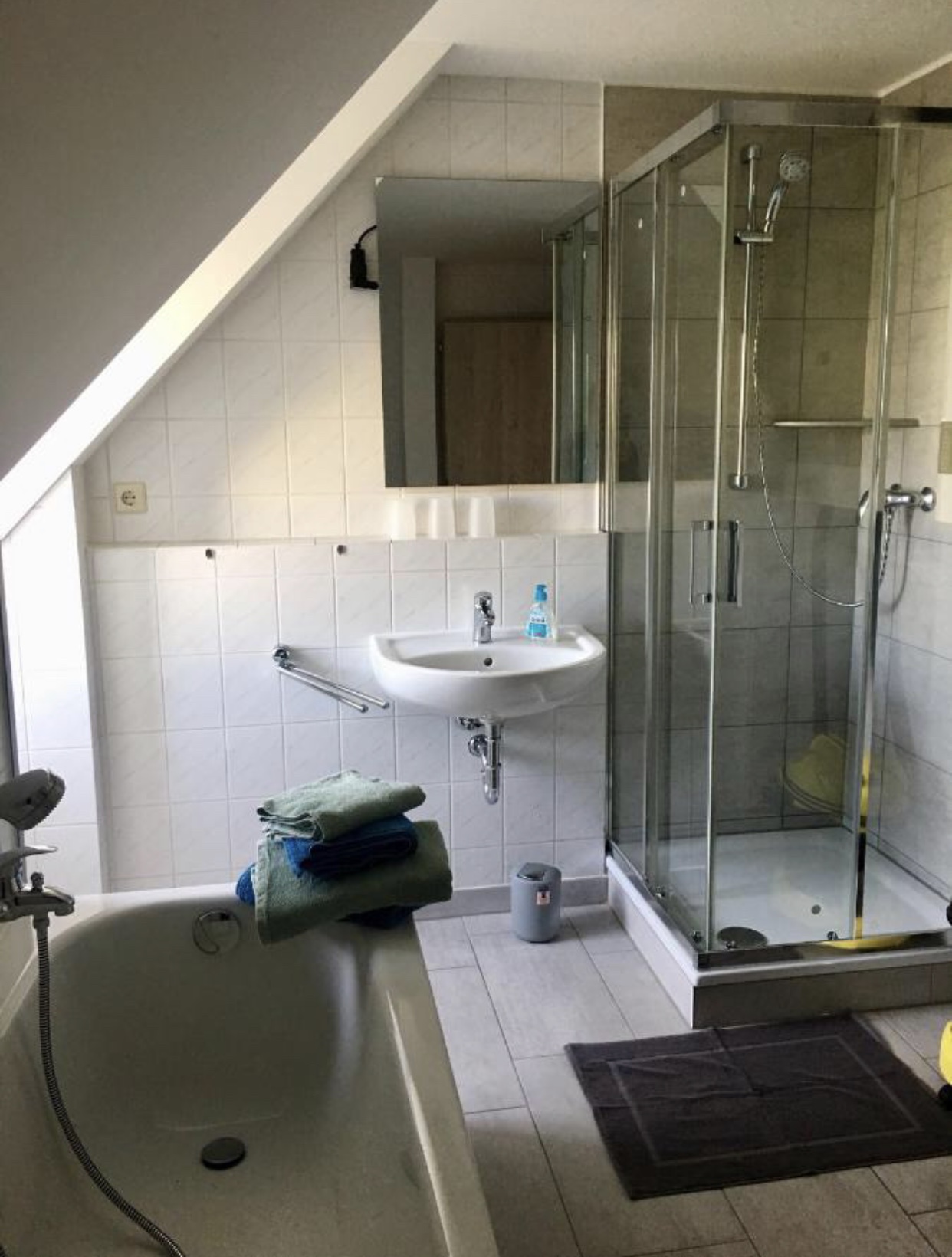 Monteurzimmer: Badezimmer mit Dusche und Badewanne - FeWo Dresden Laubegast