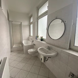 Monteurzimmer: Badezimmer und WC - S202 Apartments