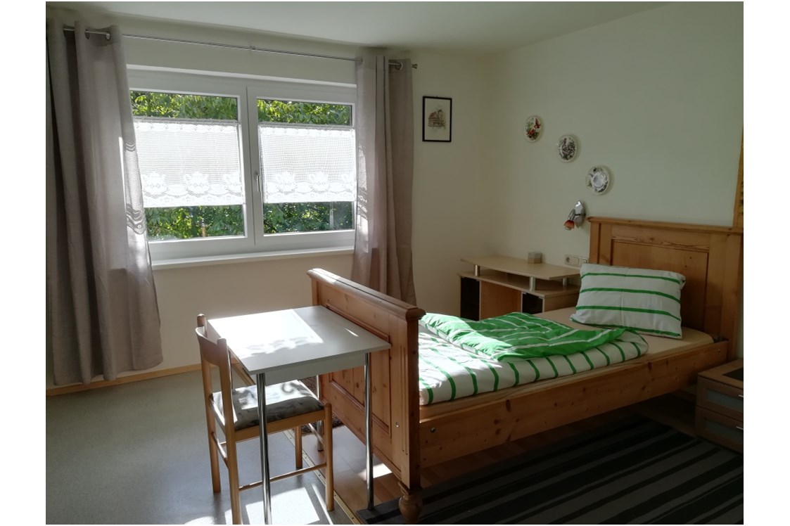 Monteurzimmer: Einbettzimmer mit TV und Kühschrank - Haus Köll