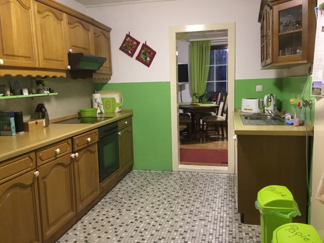 Monteurzimmer: Küche komplett eingerichtet -  Pension am Pilgerweg 