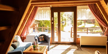 Monteurwohnung - Bettwäsche: Bettwäsche gegen Gebühr - Deutschland - Dieses Bild zeigt das Wohnzimmer in Haus II. Beide Häuser sind baugleich. Jedoch weicht die Einrichtung voneinander ab. Diese Bild ist also ein Musterbild. - Ferienhäuser Familie Hecht