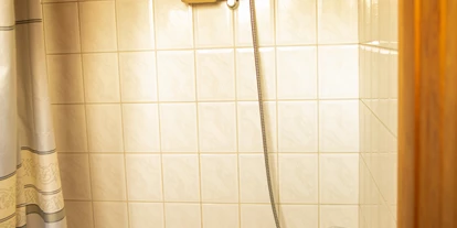 Monteurwohnung - Bettwäsche: Bettwäsche gegen Gebühr - Deutschland - Haus II (Bild) verfügt über eine kleine Badewanne. In Haus I befindet sich eine Dusche. - Ferienhäuser Familie Hecht