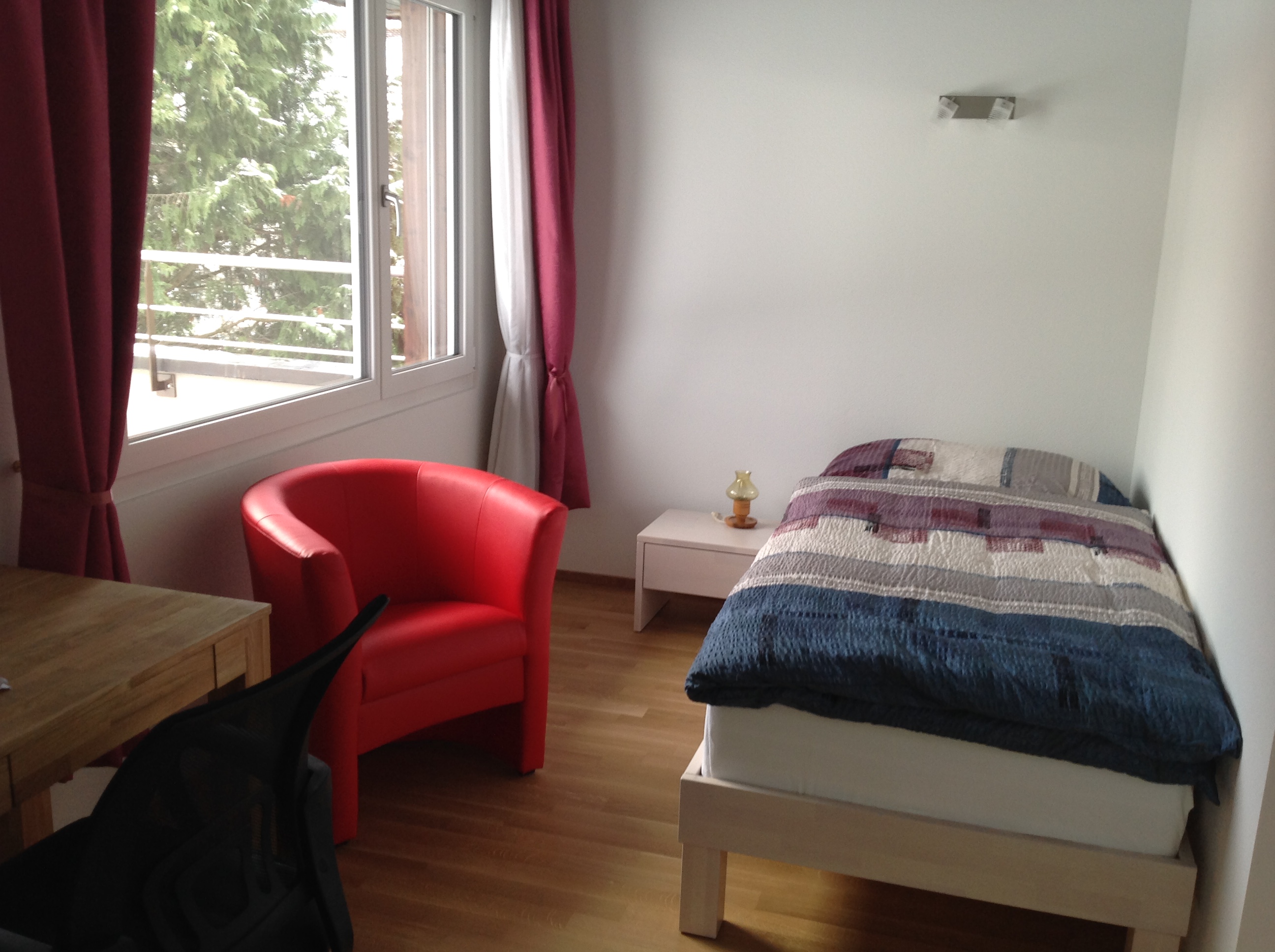 Monteurwohnung - Kühlschrank - Schweiz - Einzelbett der Monteurunterkunft - Villa Musica