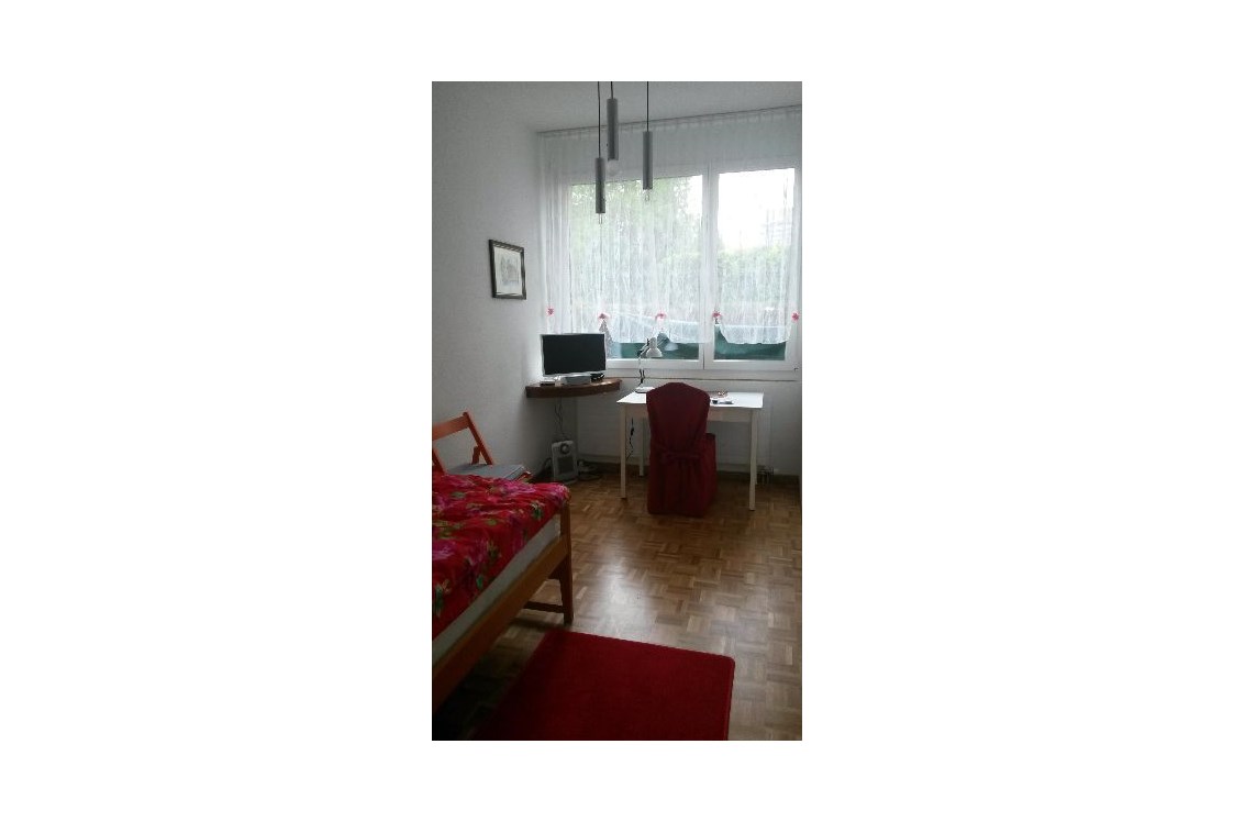 Monteurzimmer: Schreibtisch und TV - Villa Musica
