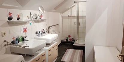 Monteurwohnung - Kleinostheim - Modernes Bad mit grosser Dusche 2 Waschbecken , Waschmaschine , Toilette - Andrea Pischel