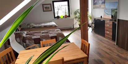 Monteurwohnung - Kleinostheim - Grosses Gästezimmer mit 2 Betten, Balkon, Schränke,TV, Tisch mit Stühlen - Andrea Pischel