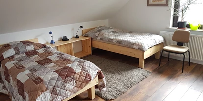 Monteurwohnung - Kleinostheim - 2 stabile Naturholzbetten mit Nachtschrank und Lampen  - Andrea Pischel