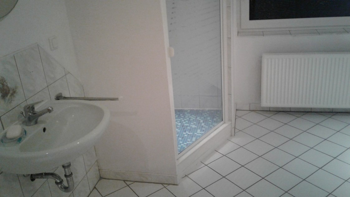 Monteurzimmer: Duschbad mit Badewanne und WC - Eddelak bei Brunsbüttel, Monteurzimmer