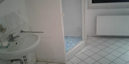 Monteurwohnung - Kaffeemaschine - Schleswig-Holstein - Duschbad mit Badewanne und WC - Eddelak bei Brunsbüttel, Monteurzimmer